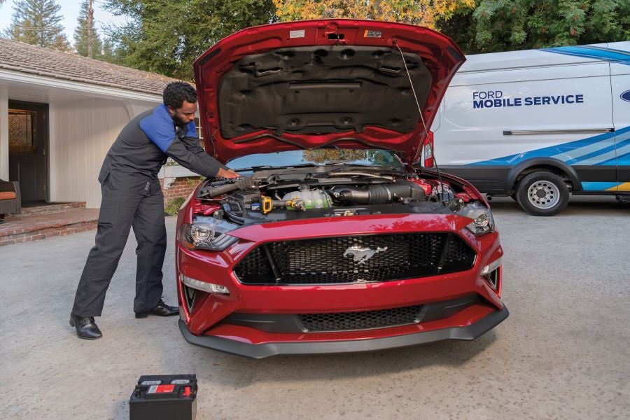 FORD Technician changing oil